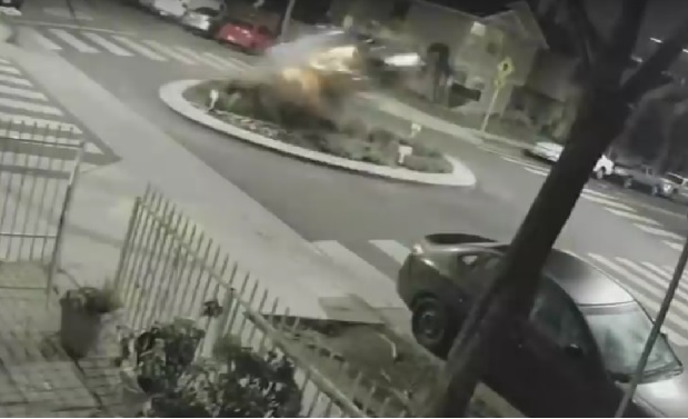 Пукло као бомба: Колима “прелетела” кружни ток и покупила громаду од 150 килограма (ВИДЕО)